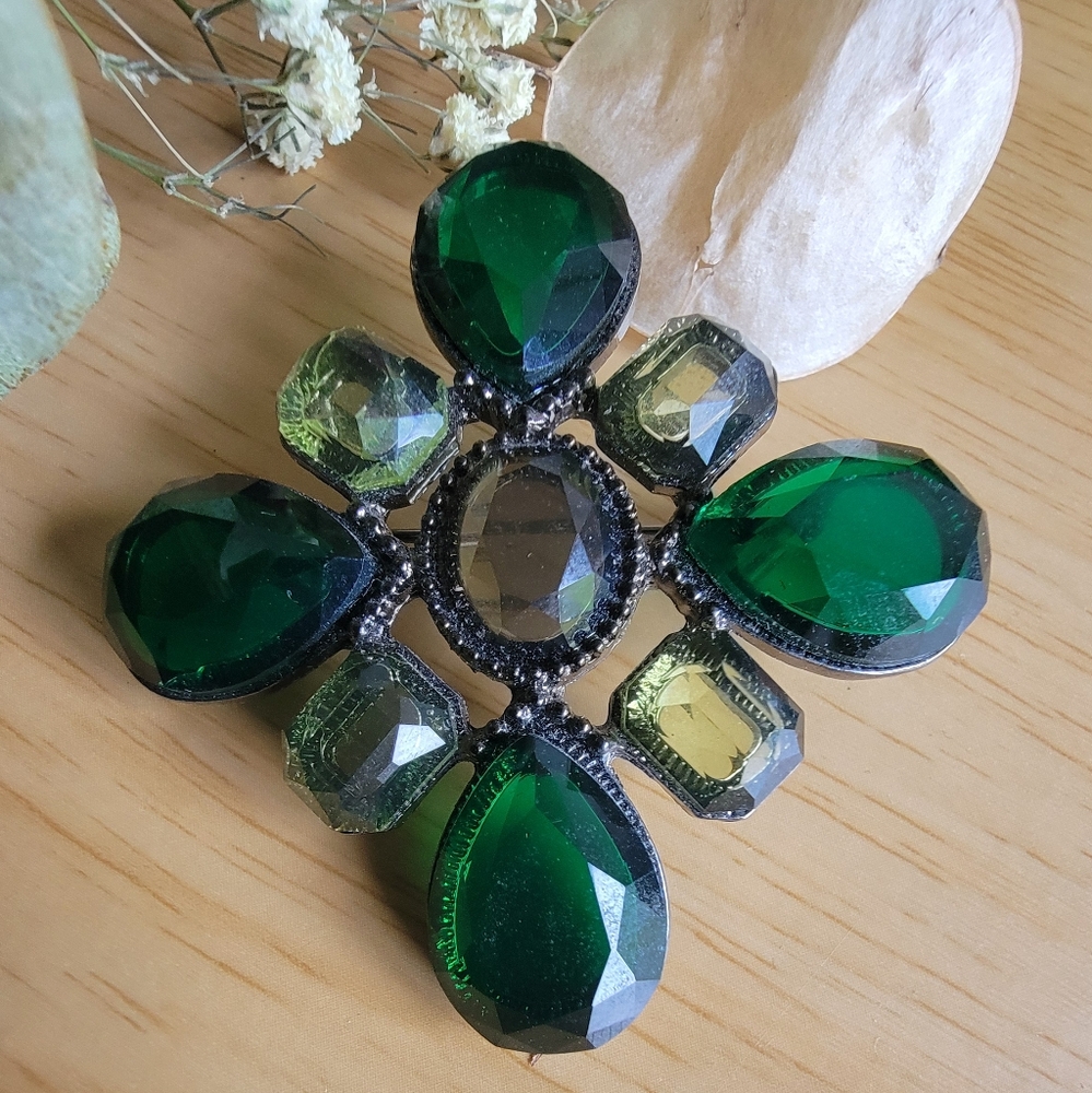Elegant Green Rhinestone Brooch